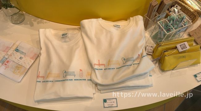 ベンチのオブジェシリーズのグッズ　ジブリパークTシャツ