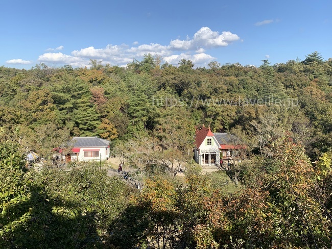 ジブリパーク無料の展望台から見えるサツキとメイの家