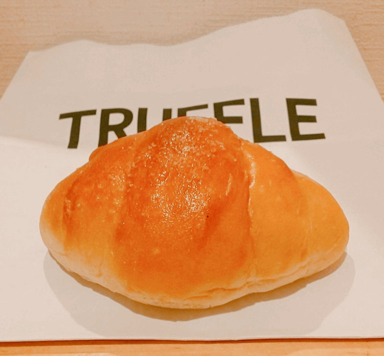 TruffleBAKERY（トリュフベーカリー）の白トリュフの塩パン